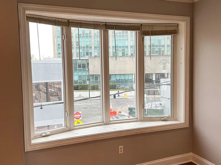 Large bay window with lots of light / sunrise. Corner unit