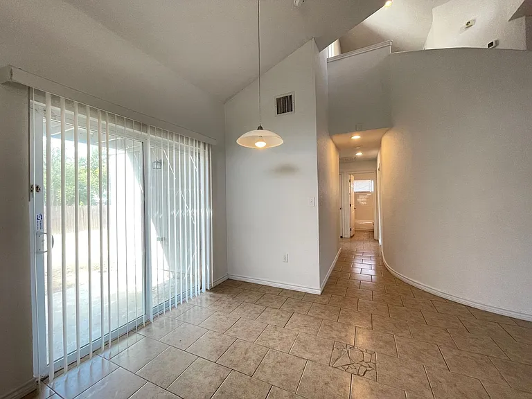206 Ariana Ct — Photo 4