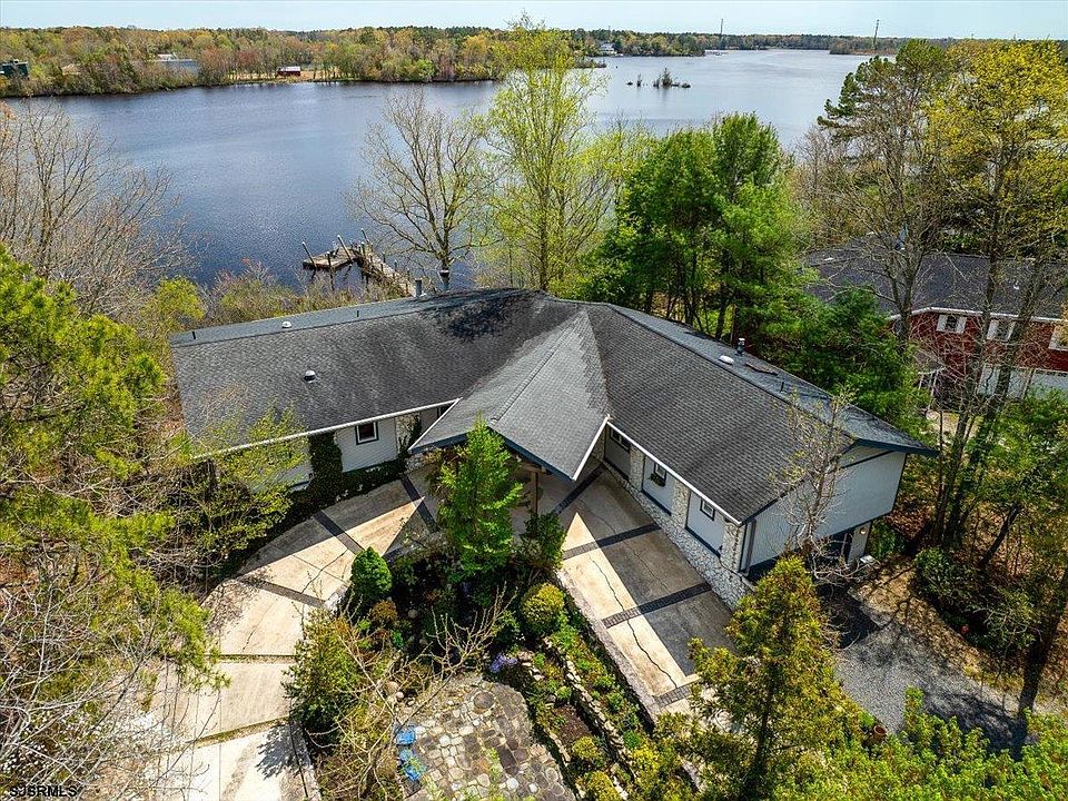 1st image of 1115 Riverside Dr