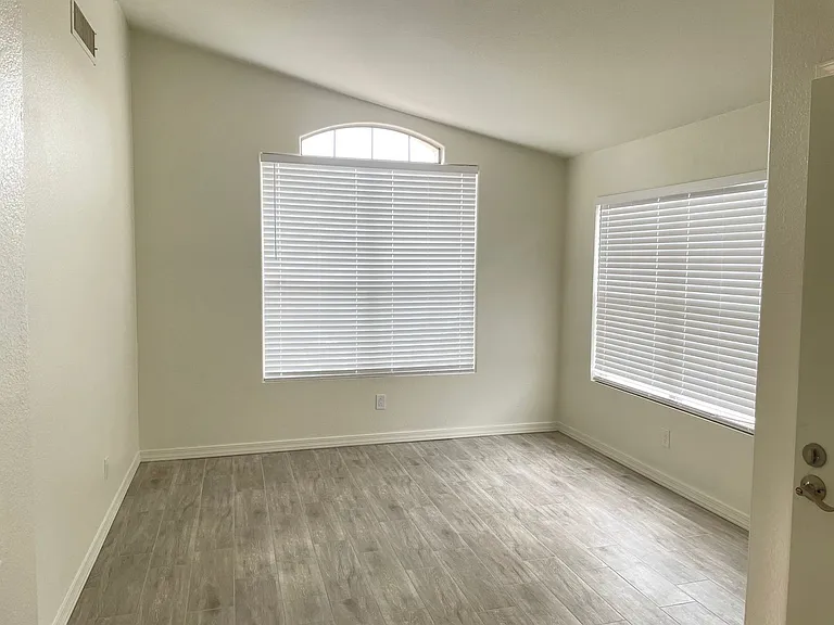 1113 W Sparrow Dr — Photo 2