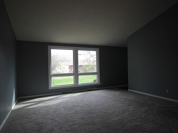 4th image of 939 Somerset Cir