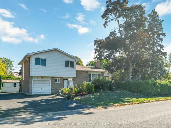 2221 Circle Pl, Ottawa, ON K1G 3E2