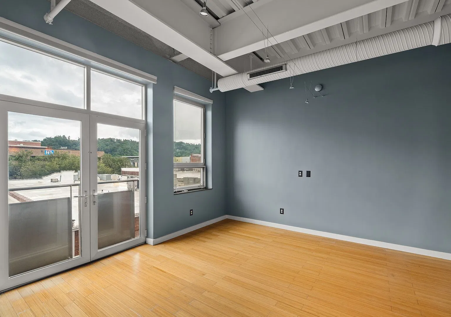Beautiful Downtown Condo - Garage Parking Included! — Photo 4
