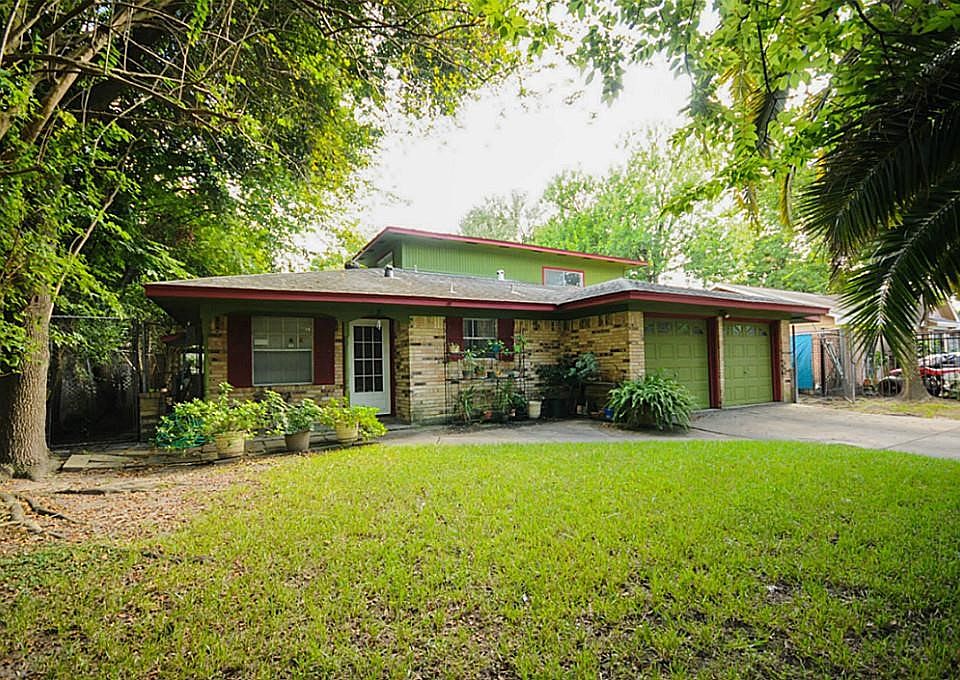 1st image of 523 Saddle Rock Dr