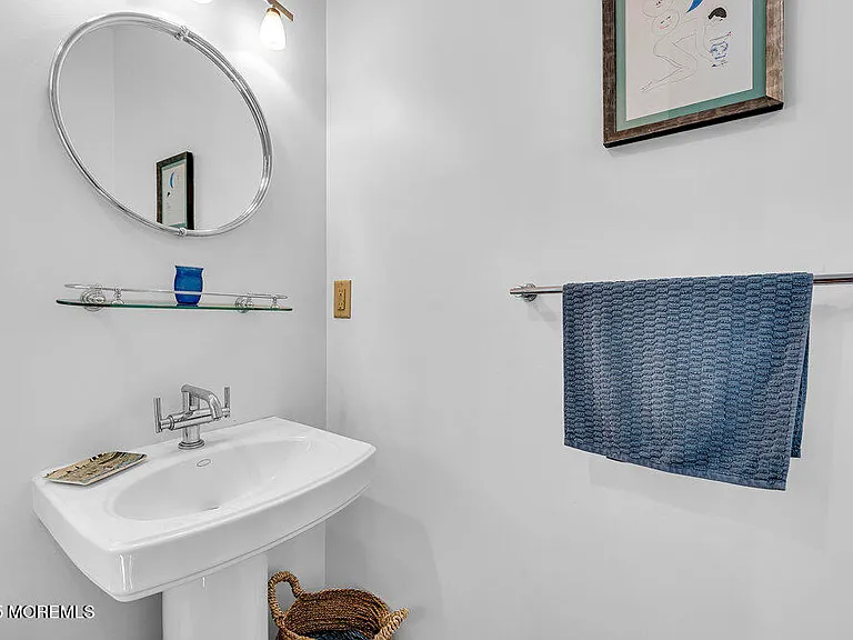 600 Saint Clair Ave — Photo 16