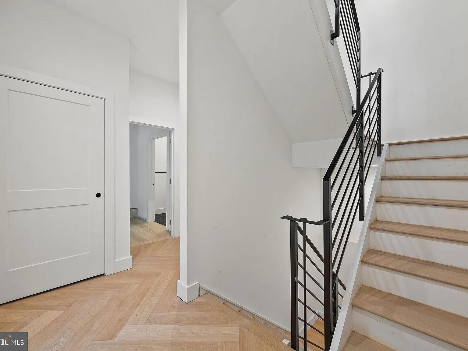 5 bed, 6.0 bath, 4687 sqft, $8,500 — Photo 2