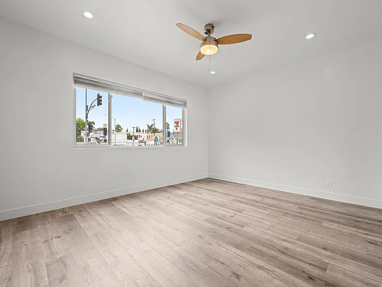 1106 S Fairfax Ave — Photo 14