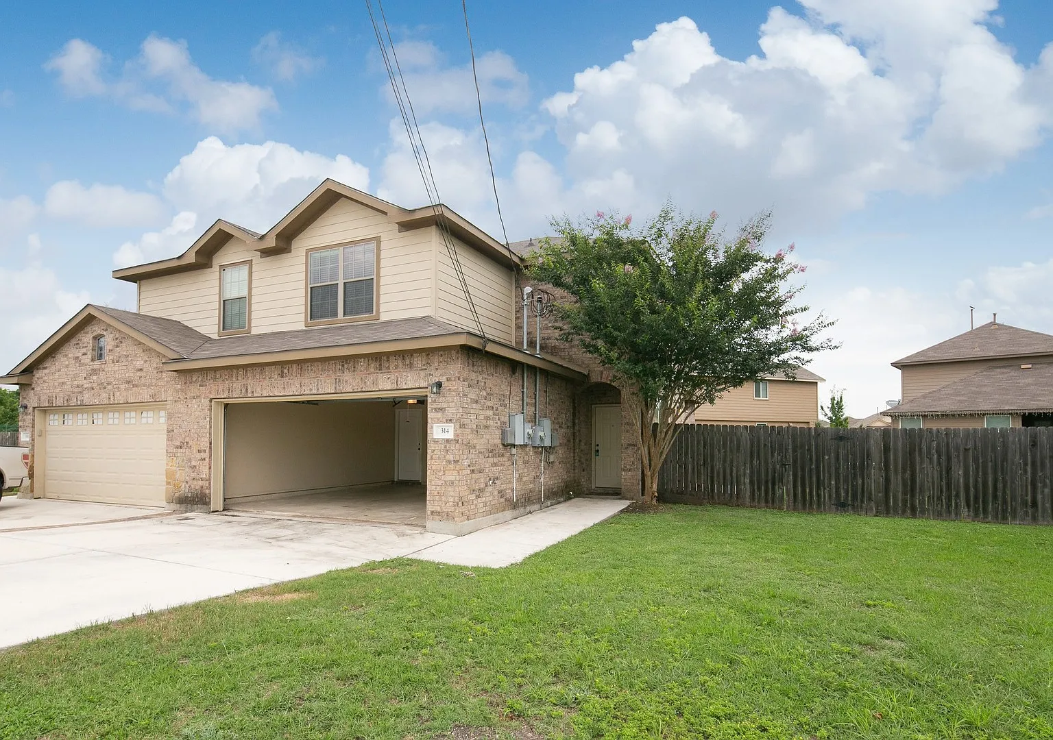 Available Now! Beautiful 3 Bedroom Duplex Located In New Braunfels, Texas! — Photo 2