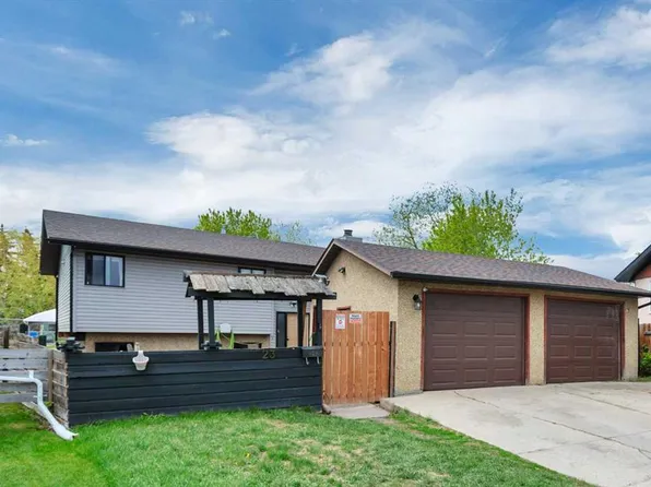 23 NE Newcombe Cres, Red Deer, AB T4P 1T9