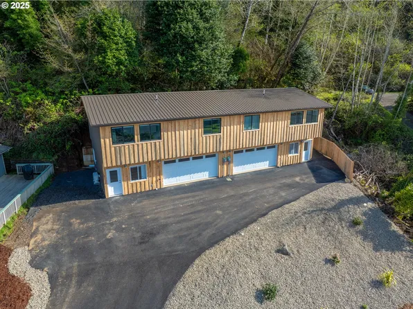 680/682 Elm Ave, Reedsport, OR 97467