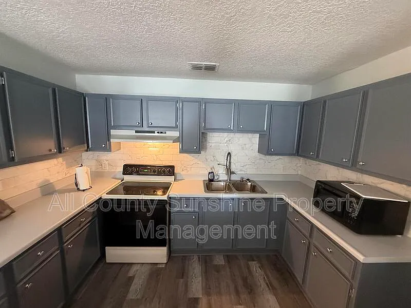 3 bed, 2.0 bath, 1395 sqft, $1,995 — Photo 2