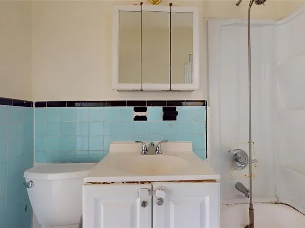 124-01 Hillside Avenue image 14 of 20