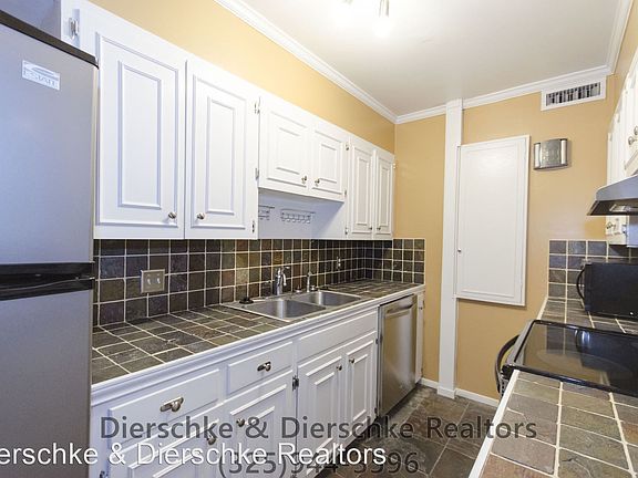 3rd image of 220 W Twohig Ave