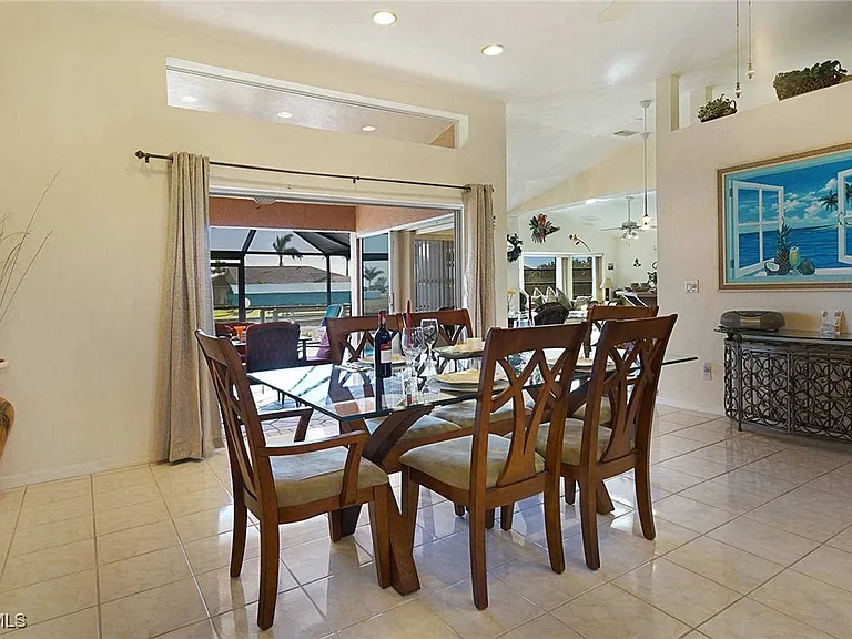 105 SW 39th Pl — Photo 7