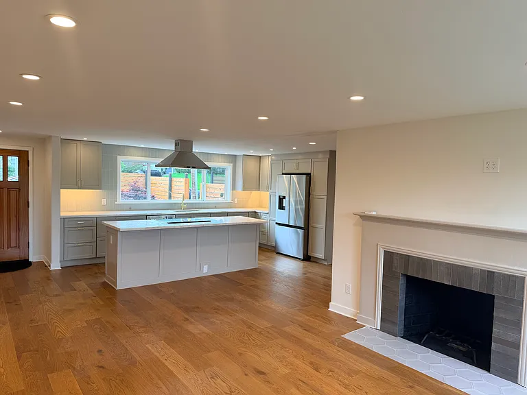 4516 NE 54th St — Photo 3