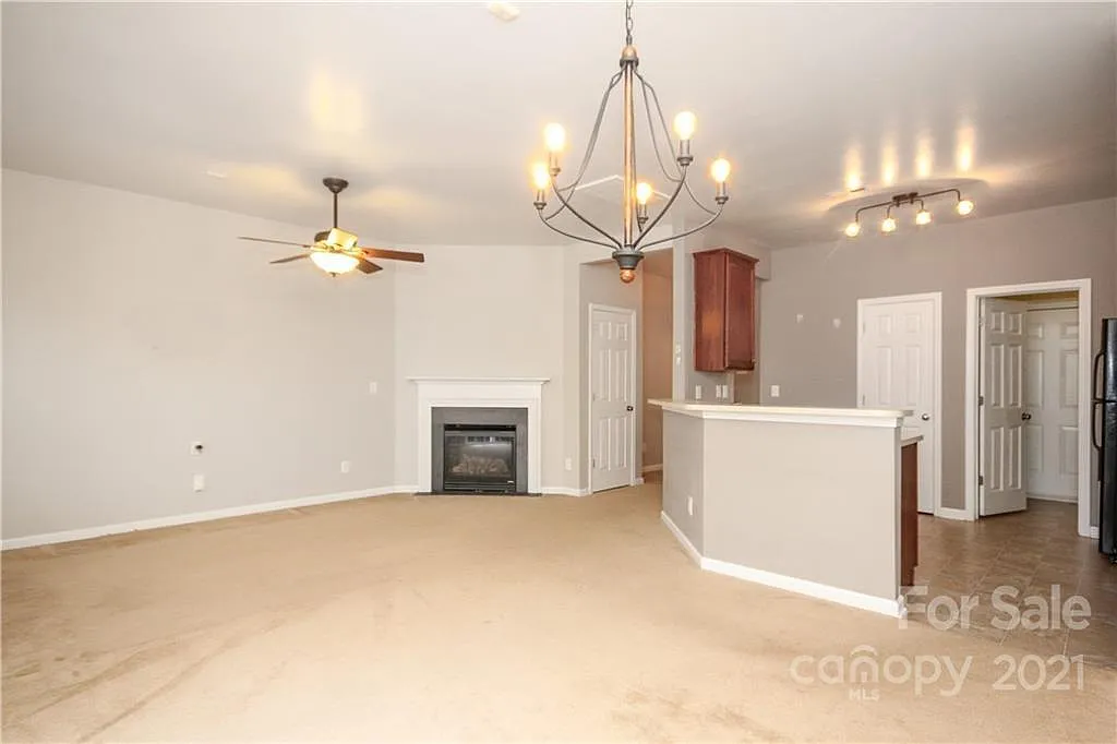 2 bed, 2.5 bath, 1600 sqft, $1,824 — Photo 3