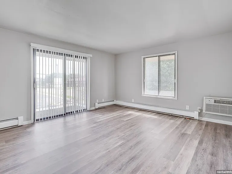 2020 Regency Ct — Photo 3