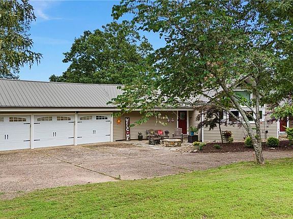 3rd image of 210 Hilltop Dr