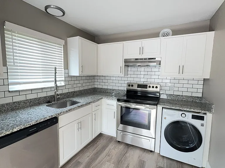 Remodeled Apartments Walking Distance from IU Campus — Photo 25