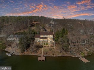 1025 Lakeview Dr, Cross Junction, VA 22625