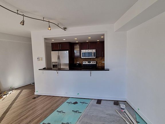 Breakfast Bar and Kitchen