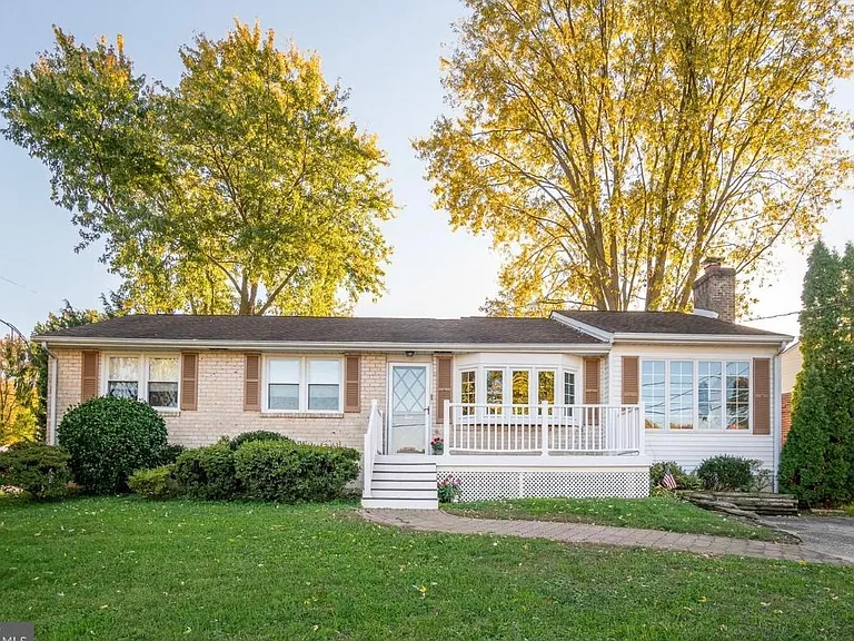 1600 Afton Dr — Photo 2