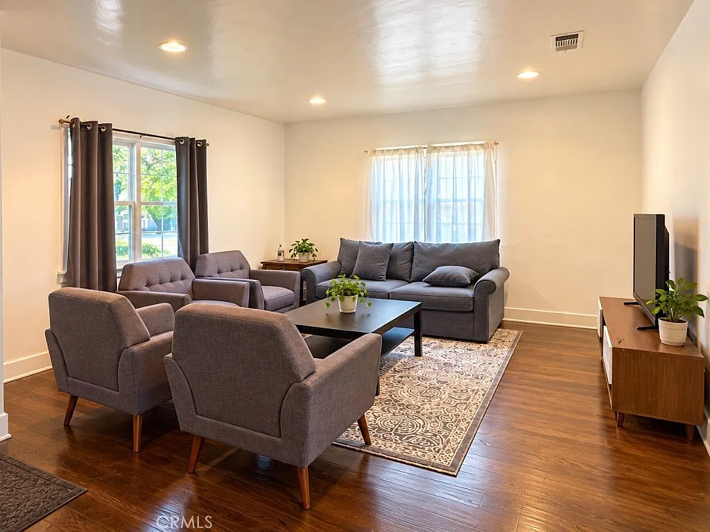 2 bed, 1130 sqft, $3,200 — Photo 2