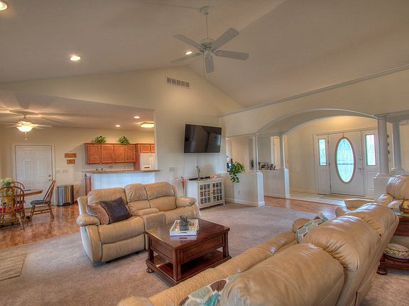 5th image of 632 Augusta Dr