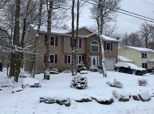 8913 Deerfield Rd, Tobyhanna, PA 18466