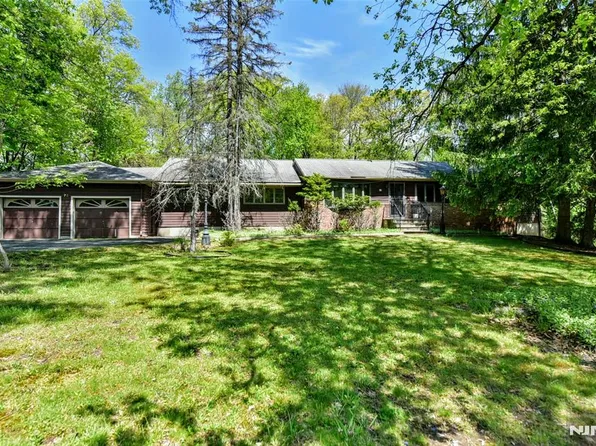 72 Brookside Dr, Upper Saddle River, NJ 07458
