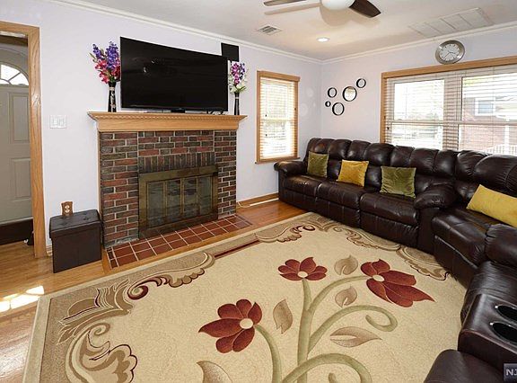 3rd image of 16-21 Parmelee Ave #1X