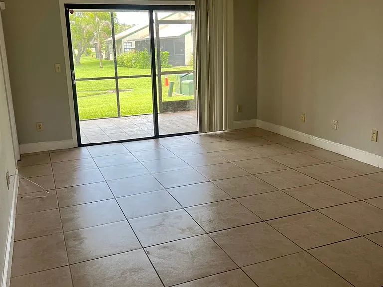 738 SW Claudia Ave — Photo 3