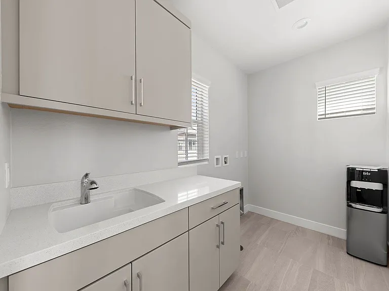 585 Patten Ave — Photo 10