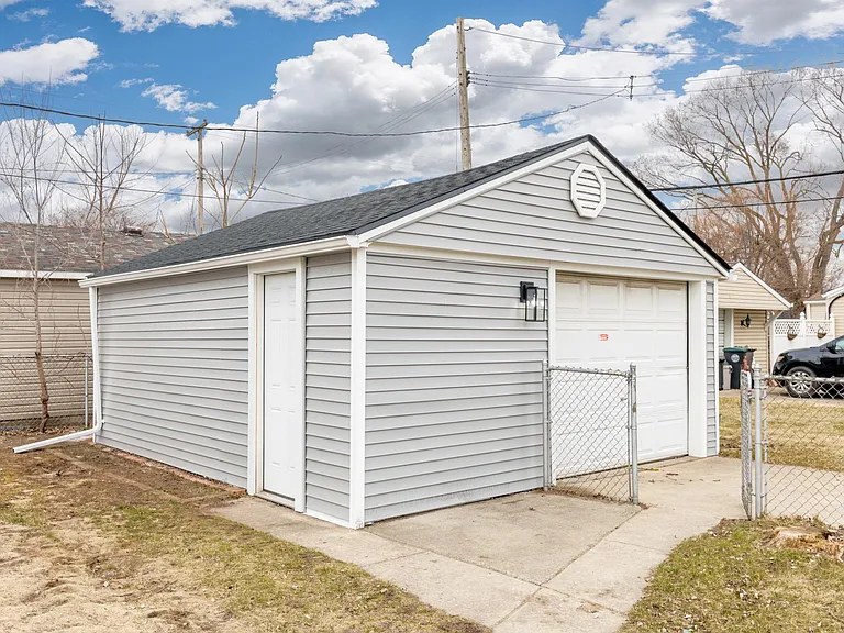 24761 Outer Dr — Photo 29