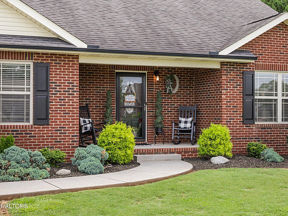 3rd image of 208 Barberry Ct