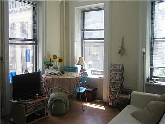 Rented by Green Line Realty | media 18