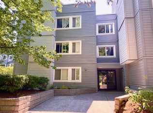 9890 Manchester Dr #303, Burnaby, BC V3N 4R4