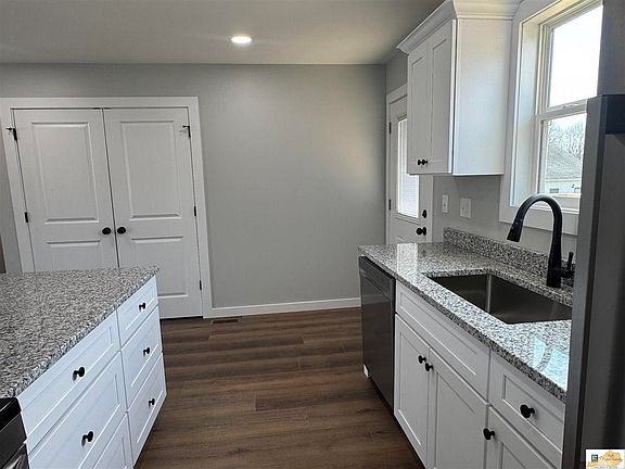 5th image of 110 Ashkirk Ln