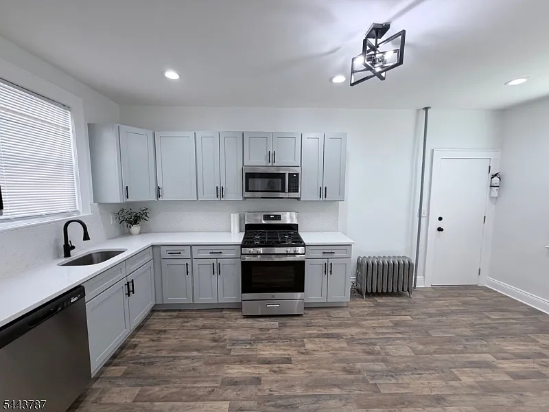 2 bed, 1.0 bath, $2,000 — Photo 2