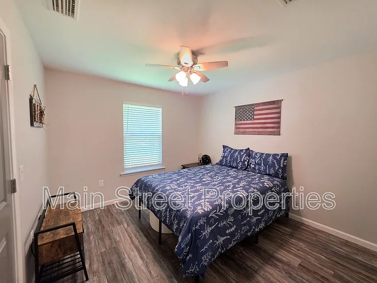 5565 Riviera Dr — Photo 17
