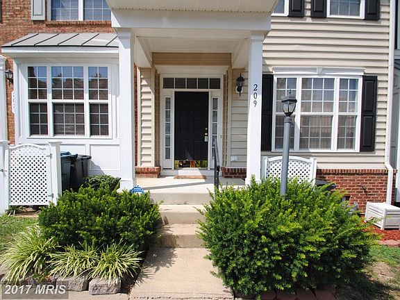 3rd image of 209 Breakers Edge Ct