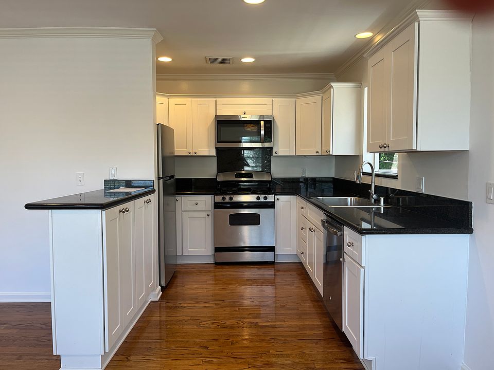 KITCHEN: COMPLETLY ALL NEW RENOVATED KITCHEN