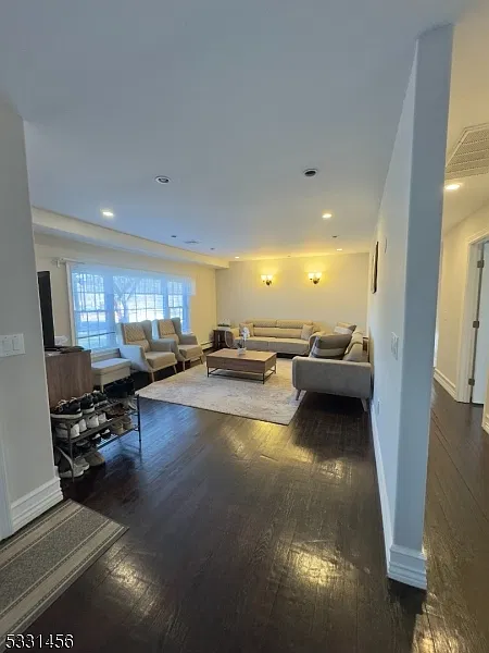 3 bed, 2.0 bath, 1411 sqft, $4,100 — Photo 4