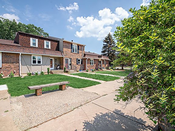 2nd image of 2501 Essex Ct