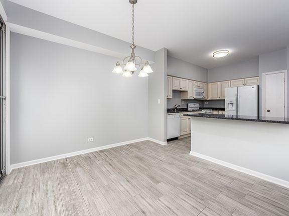 4th image of 66 N Golfview Ct