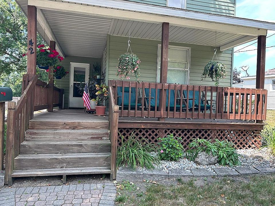 2nd image of 42 Oak St