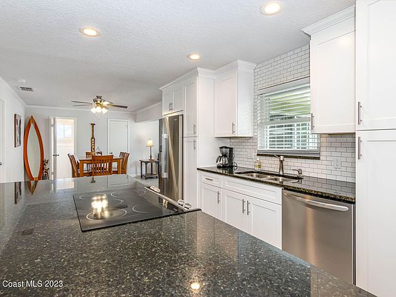 5th image of 325 Yuma Dr
