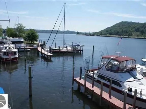 14 S 2nd St, Frankfort, MI 49635