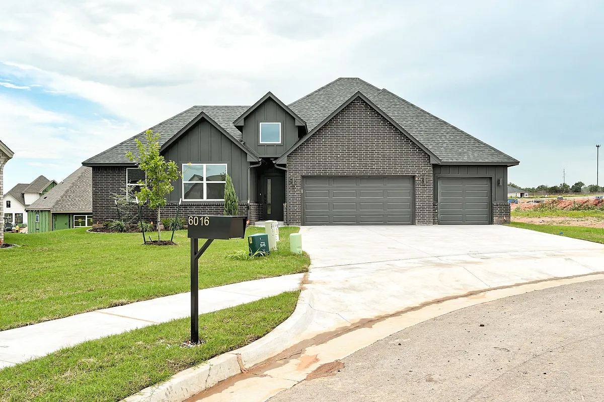 Building Photo - 6016 Kinnick Dr