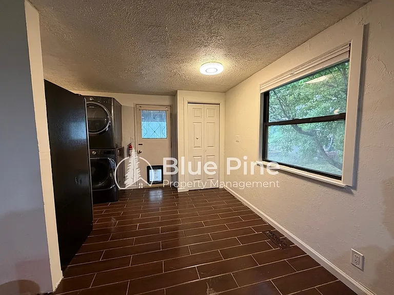 1080 Halsey St — Photo 12